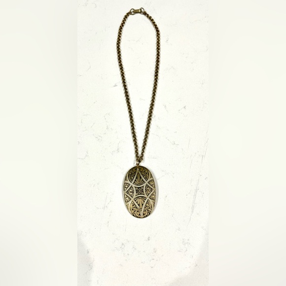 Vintage KINGLY QUEENLY Historical Spanish DAMASCENE Large Metal Pendant Necklace - Picture 5 of 10